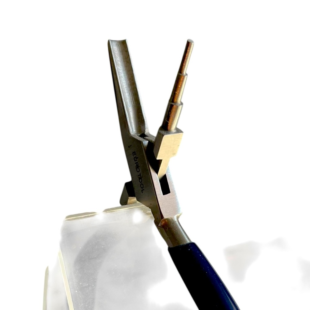 Eurotool Looping Pliers with a Stepped Jaw and Flat Jaw - Picture 4 of 6